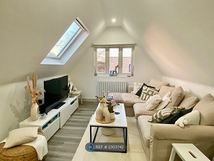 2 Bedroom Flat To Rent In West Hill, South Croydon, CR2