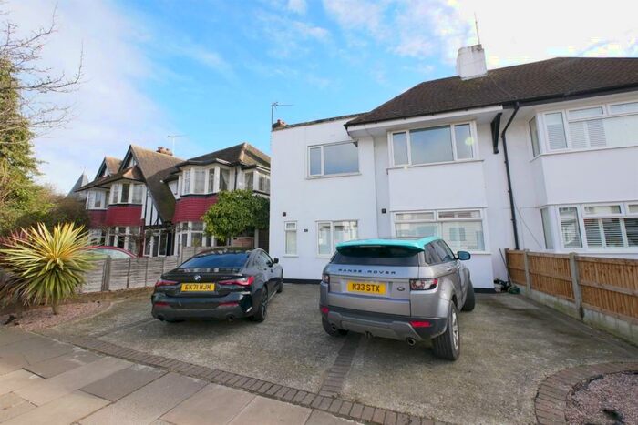 2 Bedroom Flat To Rent In Bedroom First Floor Flat In Southend On Sea, SS0