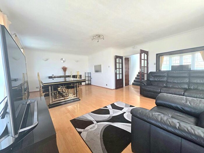 4 Bedroom Detached House For Sale In Bengarth Drive, Harrow, HA3