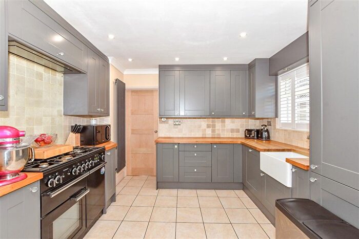 4 Bedroom Chalet For Sale In Timberlane, Waterlooville, Hampshire, PO7