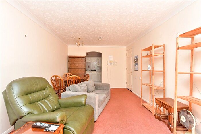 2 Bedroom Flat For Sale In Barkers Court, Sittingbourne, Kent, ME10