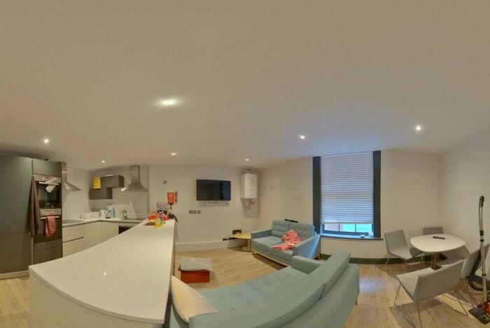 6 Bedroom Apartment To Rent In Hoods Hideout, - Houndsgate, NG1