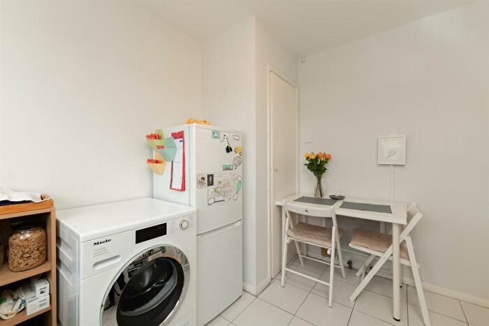 1 Bedroom Apartment For Sale In Sultan Road, Wanstead, E11