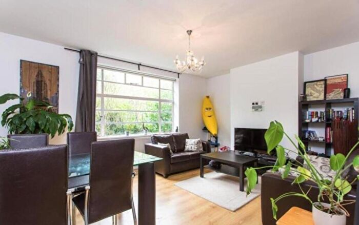 3 Bedroom Flat To Rent In Falloden Court, NW11