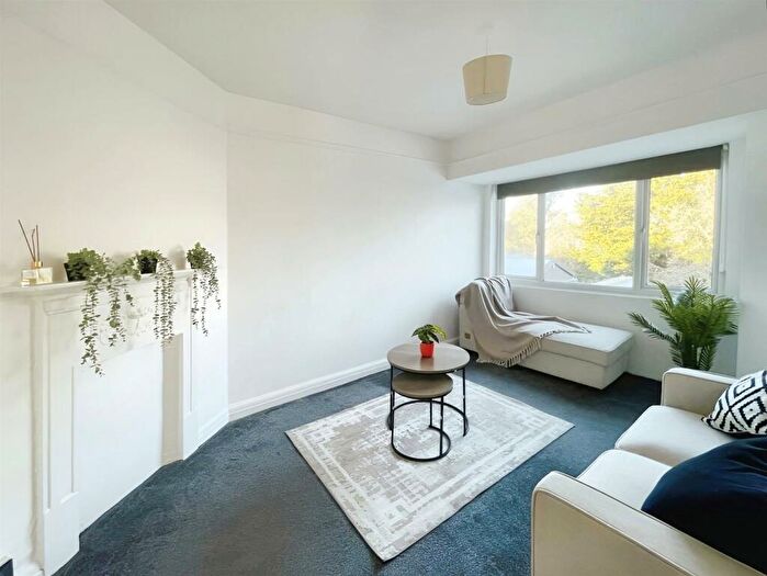 2 Bedroom Flat To Rent In Golders Manor Drive, Golders Green, London, NW11