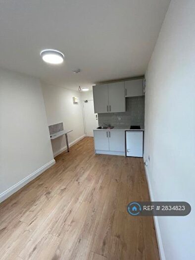 Studio To Rent In Bowes Road, London, N13