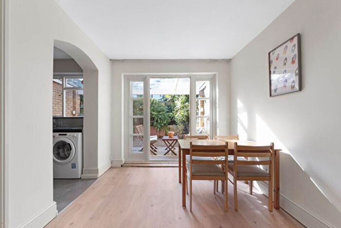 2 Bedroom Flat To Rent In Bolingbroke Grove, Battersea, SW11