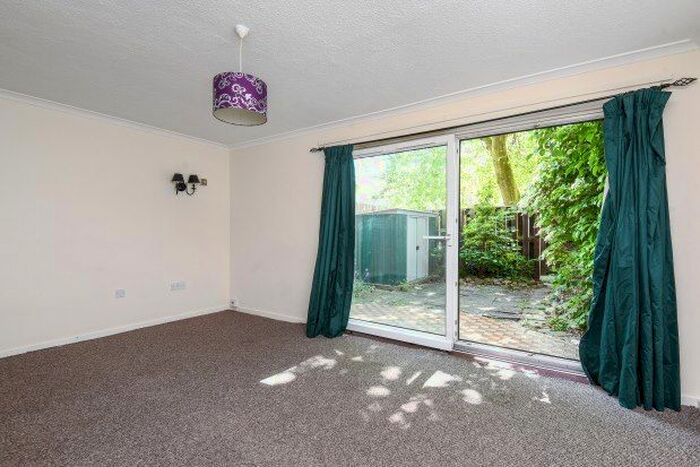 3 Bedroom Maisonette To Rent In Heron Court, Bromley BR2