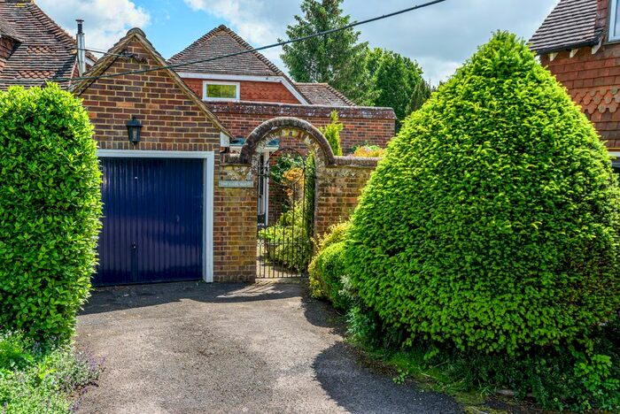 3 Bedroom Link Detached House For Sale In The Common, Dunsfold, GU8