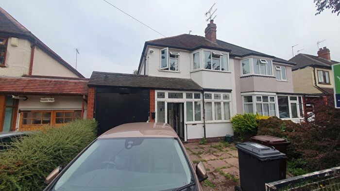 3 Bedroom Semi-Detached House For Sale In Eccleshall Avenue, Wolverhampton, West Midlands, WV10