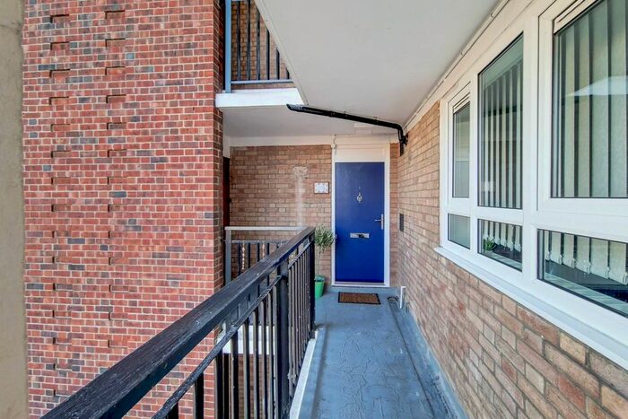 3 Bedroom Flat To Rent In Barclay Close, Fulham, London, SW6