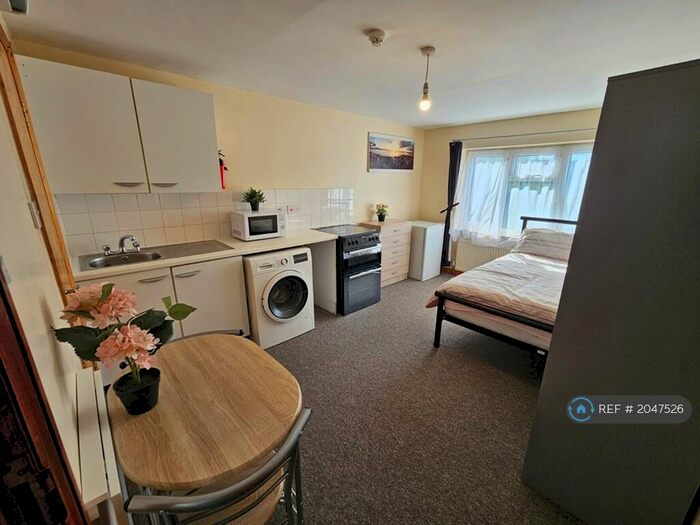 Studio To Rent In Sutherland Road, London, N17