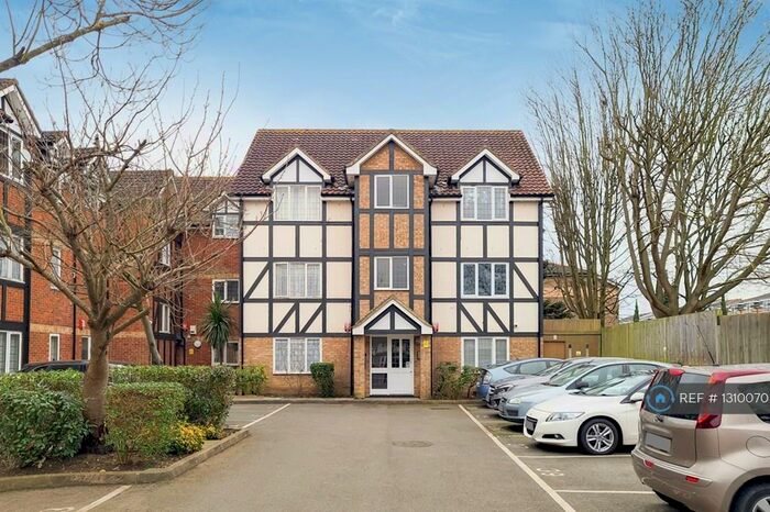 1 Bedroom Flat To Rent In Lulworth Crescent, Mitcham, CR4