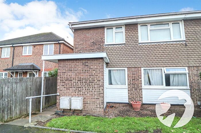 2 Bedroom Maisonette For Sale In Stonecroft Road, Erith, DA8