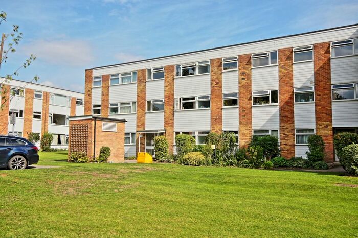 2 Bedroom Flat To Rent In Davos Close, Woking GU22