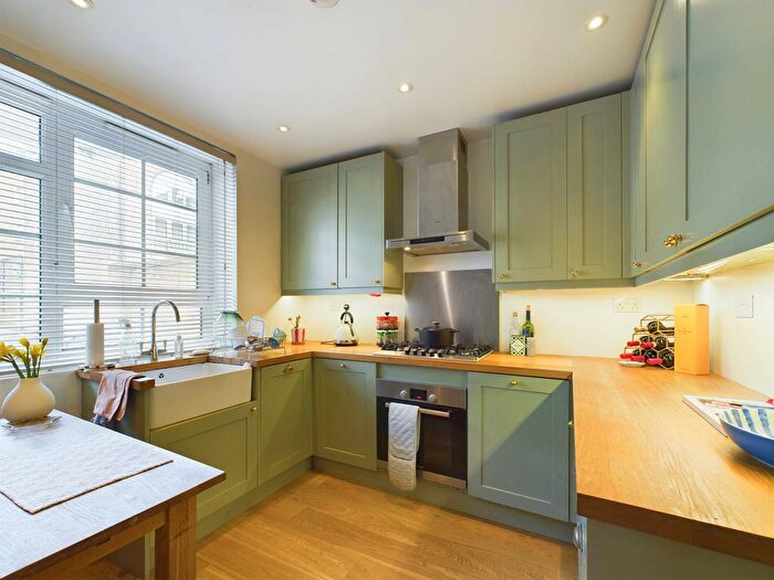 1 Bedroom Flat To Rent In Aylwin Estate, Grange Walk, London, SE1