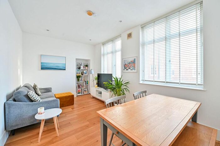 1 Bedroom Flat For Sale In Merrow Street, Elephant And Castle, London, SE17