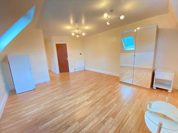 Studio To Rent In Hamilton Road, London, W5