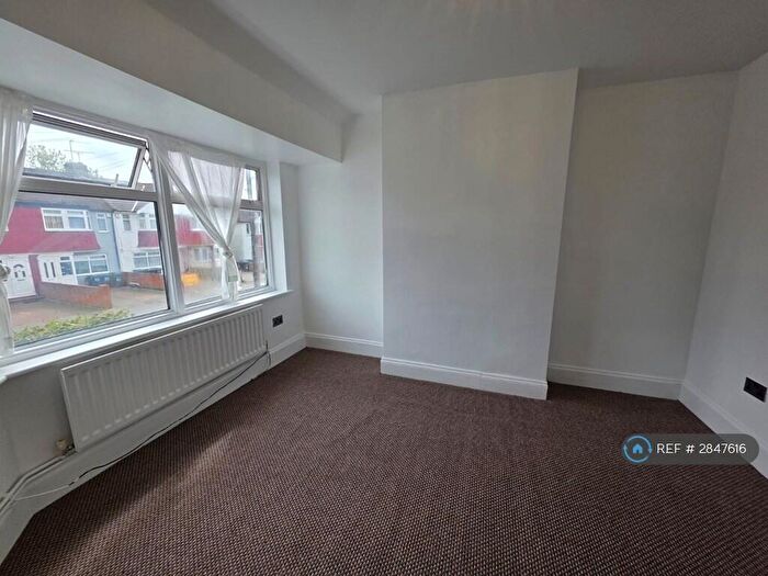 2 Bedroom Maisonette To Rent In St Marks Avenue, Gravesend, DA11