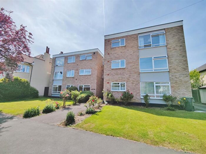 2 Bedroom Flat To Rent In Oak Lodge, Salisbury Road, Leigh On Sea, SS9