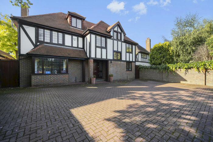 5 Bedroom Detached House To Rent In Oatlands Drive, Weybridge, KT13