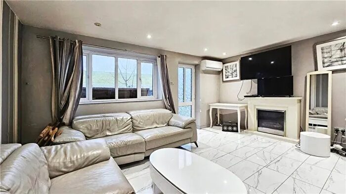 3 Bedroom Flat To Rent In Stanwell, Staines, TW19