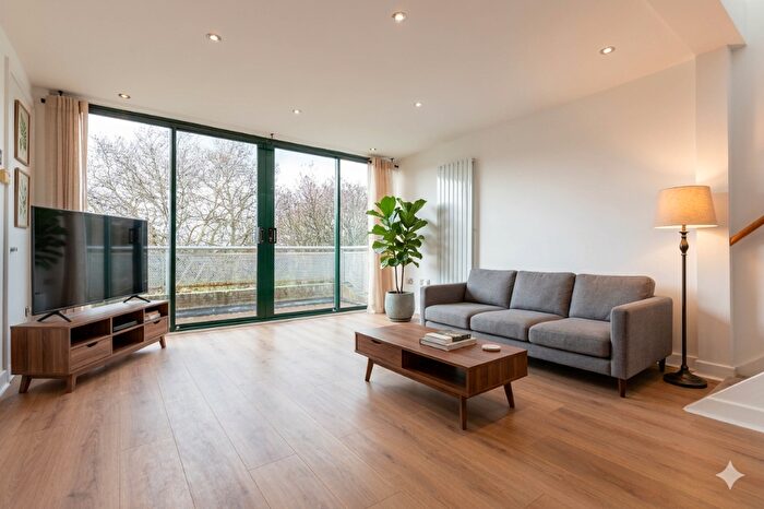 2 Bedroom Apartment To Rent In Martello Street, London, E8