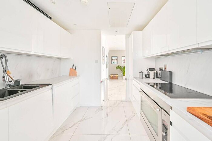 2 Bedroom Flat To Rent In Fairmont Avenue, Canary Wharf, London, E14