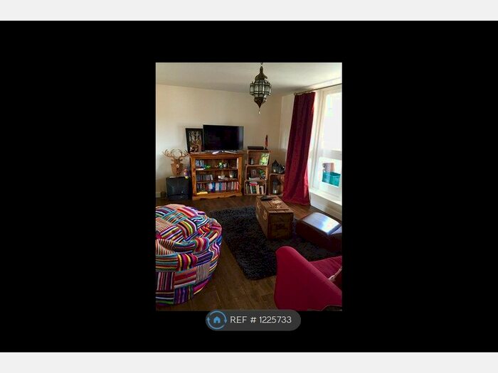 2 Bedroom Flat To Rent In Coniston Close, Raynes Park SW20