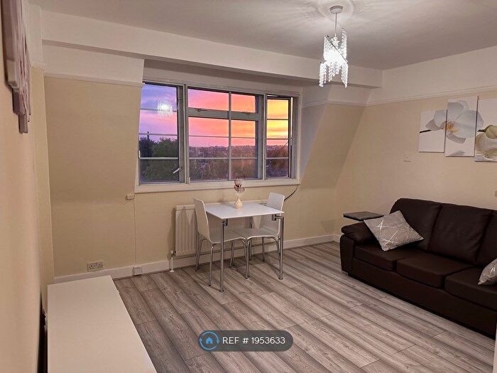 3 Bedroom Flat To Rent In Holmbury Court, London, SW17