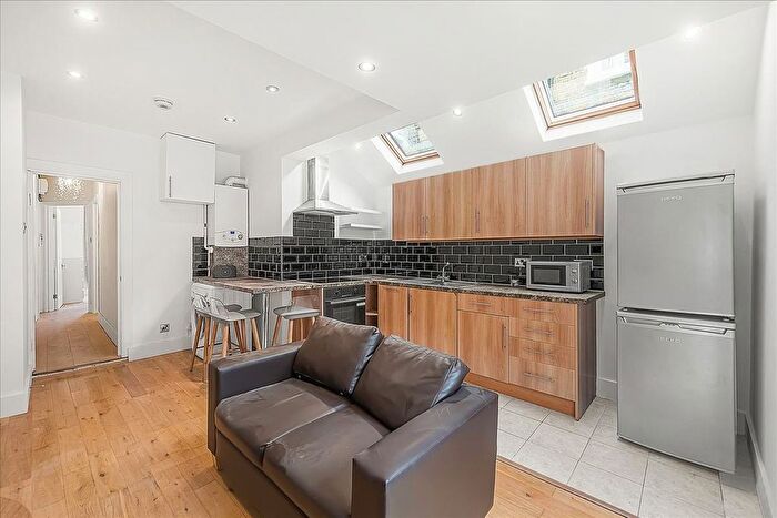 2 Bedroom Flat To Rent In Holyport Road, Fulham, London, SW6