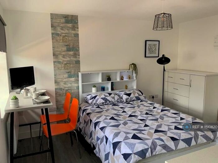 Studio To Rent In Camberwell Road, London, SE5