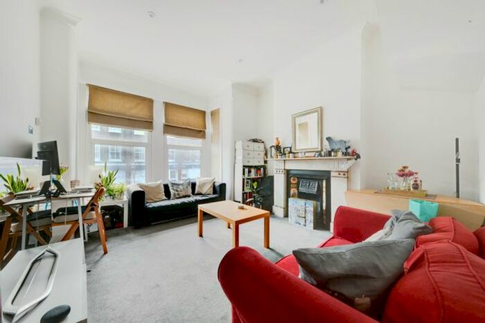 3 Bedroom Flat To Rent In Kilburn Lane, Queens Park, London, W9