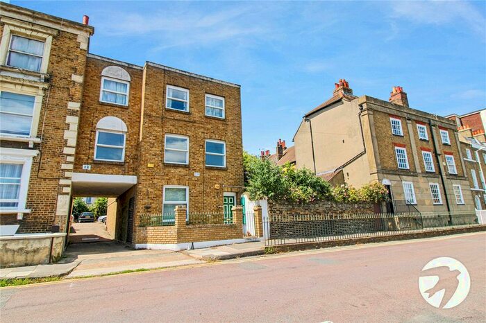 2 Bedroom Flat To Rent In Milton Place, Gravesend, Kent, DA12