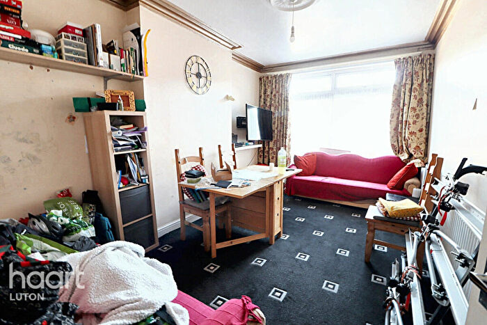 3 Bedroom Terraced House For Sale In Mansfield Road, Luton, LU4