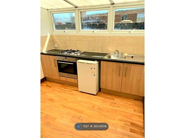 3 Bedroom Flat To Rent In Topper House, London, N4
