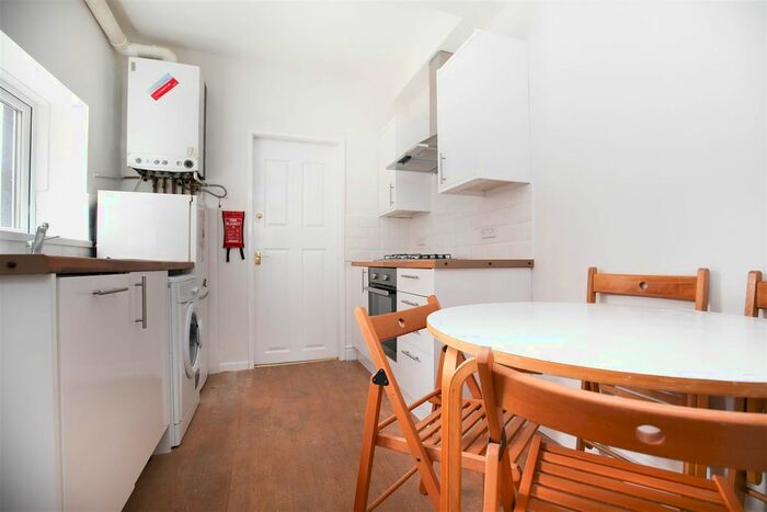 3 Bedroom Flat To Rent In Bayswater Road, Jesmond, Newcastle Upon Tyne, NE2