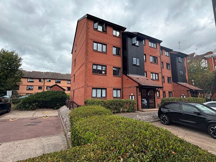 2 Bedroom Flat For Sale In Cross Road, London, SW19