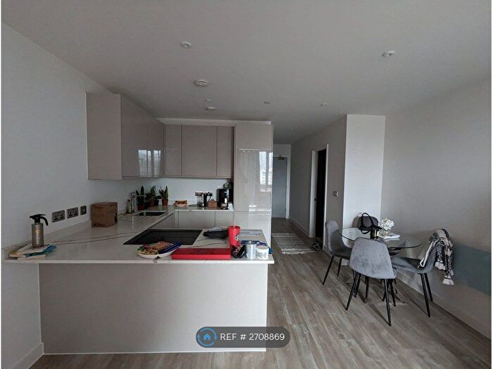 1 Bedroom Flat To Rent In Queen Way, Salford, M3