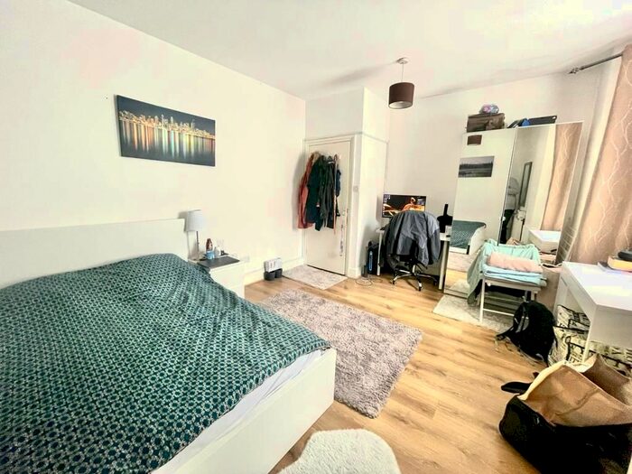 6 Bedroom Flat To Rent In Valnay Street, London, SW17