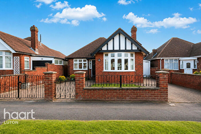 3 Bedroom Detached Bungalow For Sale In Welbury Avenue, Luton, LU3
