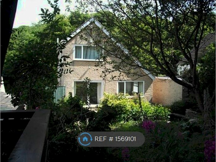 3 Bedroom Detached House To Rent In Wood Lane, Huddersfield, HD4