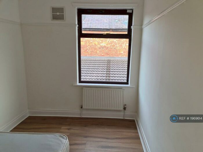 4 Bedroom Semi-Detached House To Rent In St John's Road, Manchester, M16