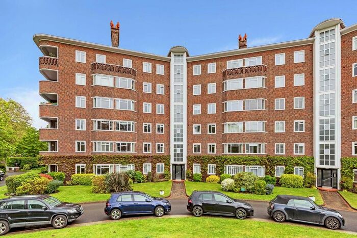 3 Bedroom Flat To Rent In Queens Road, Richmond, TW10