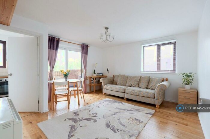 2 Bedroom Flat To Rent In Balmoral Court, Grove Park, London, SE12