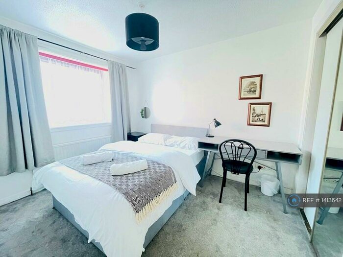 3 Bedroom Flat To Rent In East Crosscauseway, Edinburgh, EH8