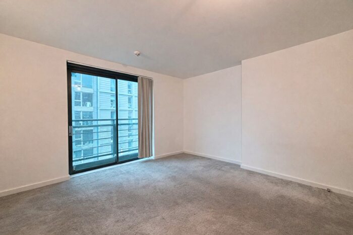 2 Bedroom Flat To Rent In City Point, Chapel Street, Salford, M3