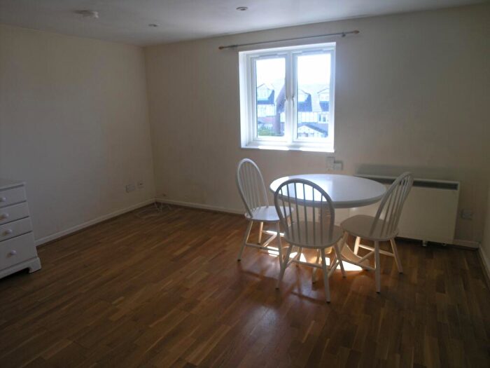 1 Bedroom Flat To Rent In Minstrel Court, Wenlock Gardens, London, NW4