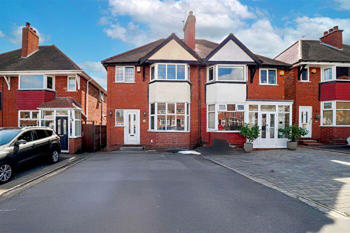 3 Bedroom Semi-Detached House For Sale In Hardwick Road, Solihull, B92