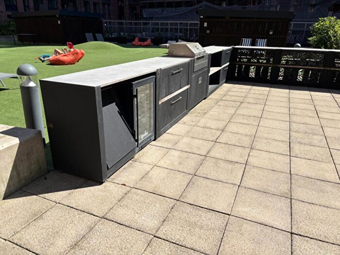 2 Bedroom Flat To Rent In Oxbow, Stephenson House, M5